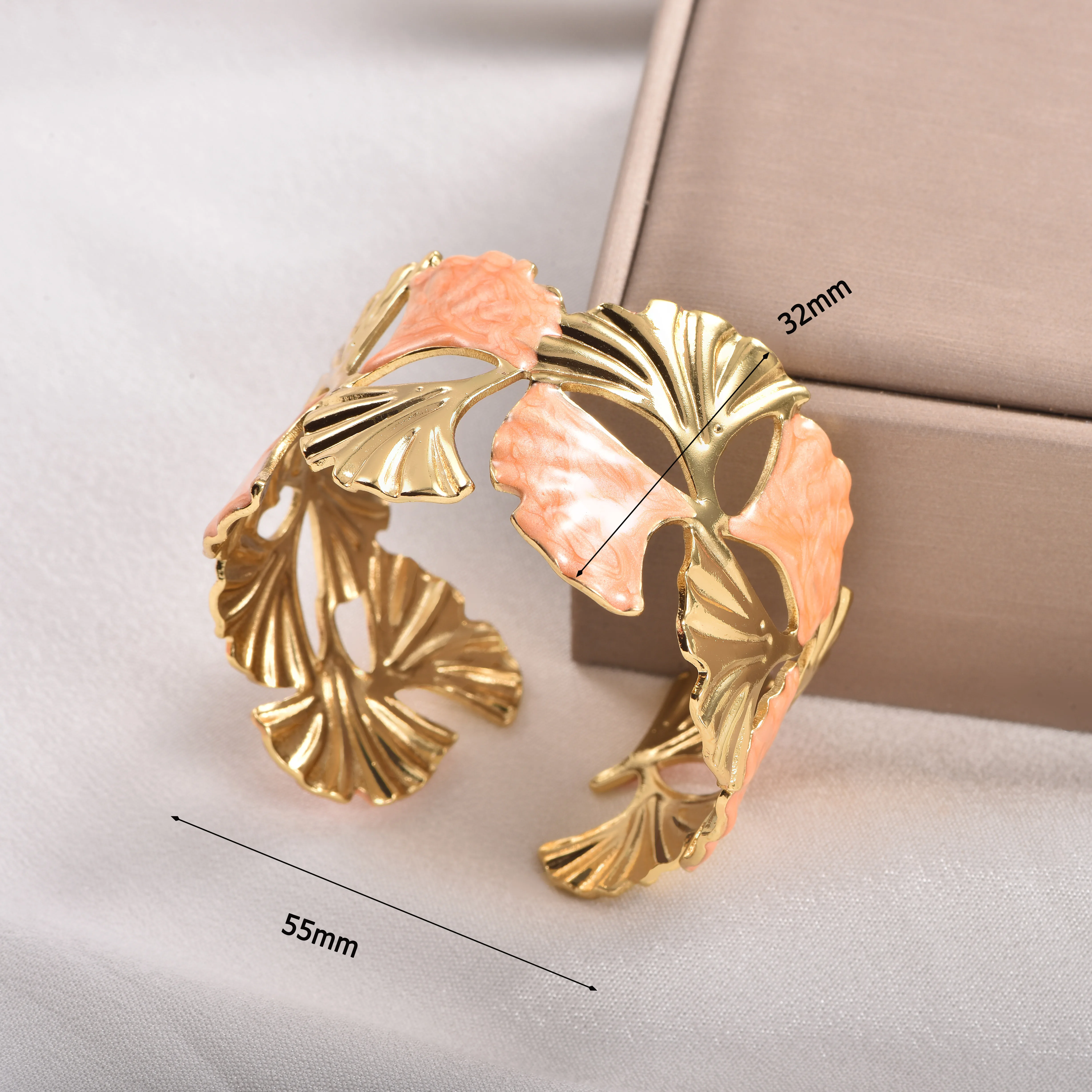 Modischer Emaille-Armreif für Damen, vergoldet, in Ginkgo-Blatt-/Herzform, verstellbares Armband, breiter Emaille-Armreif. – Detail 1