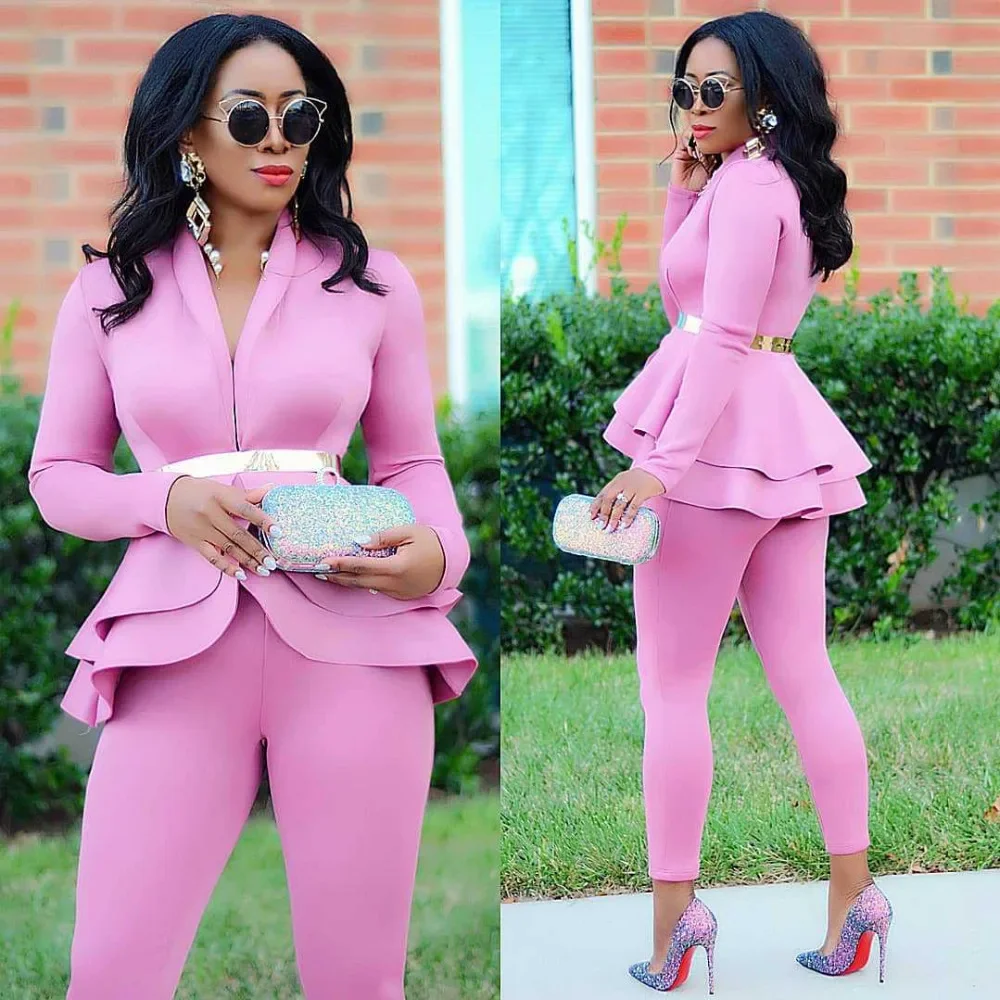 Herbstliches Damen-Outfit, bestehend aus zwei Teilen: ein einfarbiges Oberteil mit V-Ausschnitt und langen Ärmeln, ein Blazer mit Peplum-Saum und eine Bleistiftrockhose – ein elegantes, formelles Business-Outfit für den Büroalltag, erhältlich in großen Größen. – Detail 23