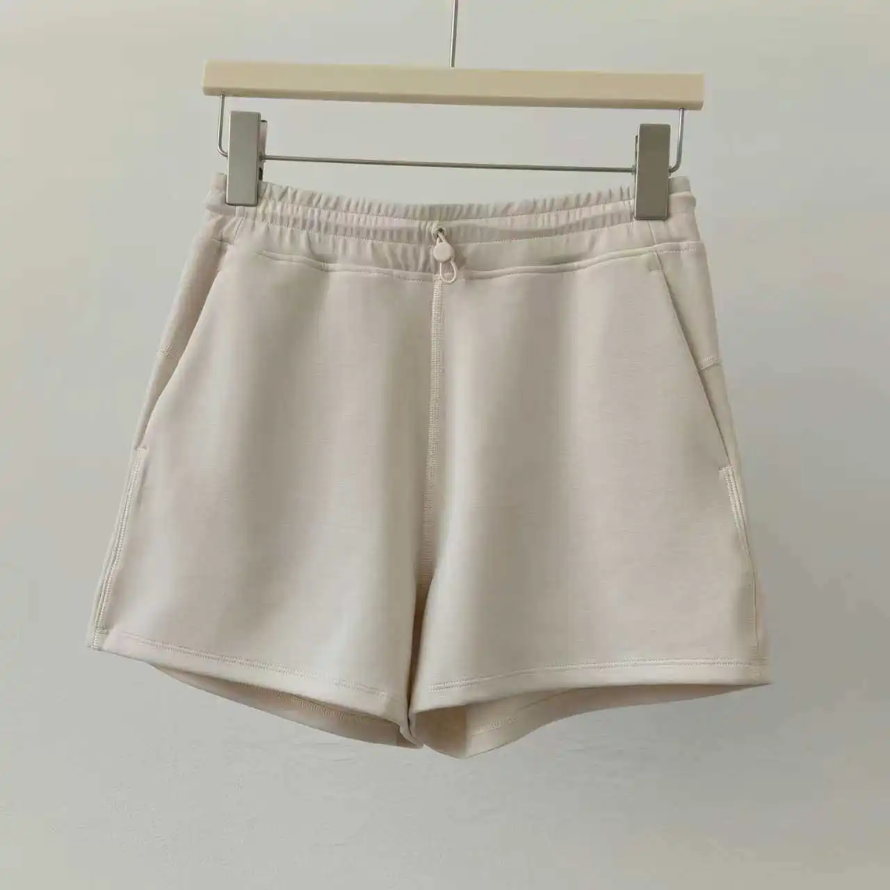 Sandgewaschene Modal-High-Waist-Shorts mit verstellbarer Schnalle für Laufsport und Yoga, schnelltrocknend und atmungsaktiv. – Detail 8