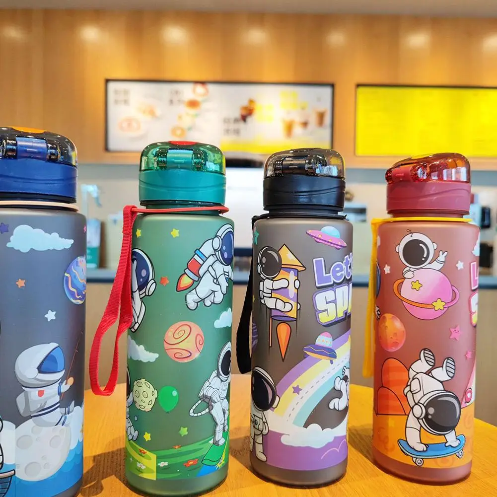 700ml Cartoon-Astronauten-Plastikbecher Wasserflasche Tragbarer Niedlicher Strohhalmbecher Auslaufsicherer Trinkbehälter für Outdoor-Sport & Fitness
