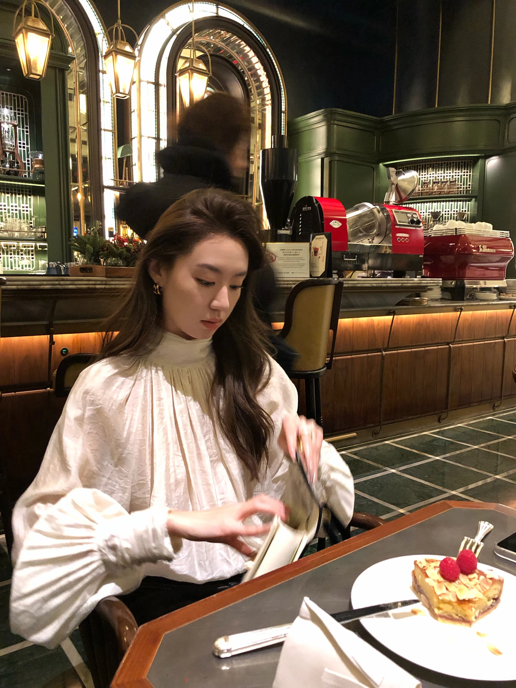 

Весенняя коллекция: женская блузка свободного кроя с воротником-стойкой, цвета белого чая, с рукавами-фонариками, дышащая, в французском стиле, длинная.