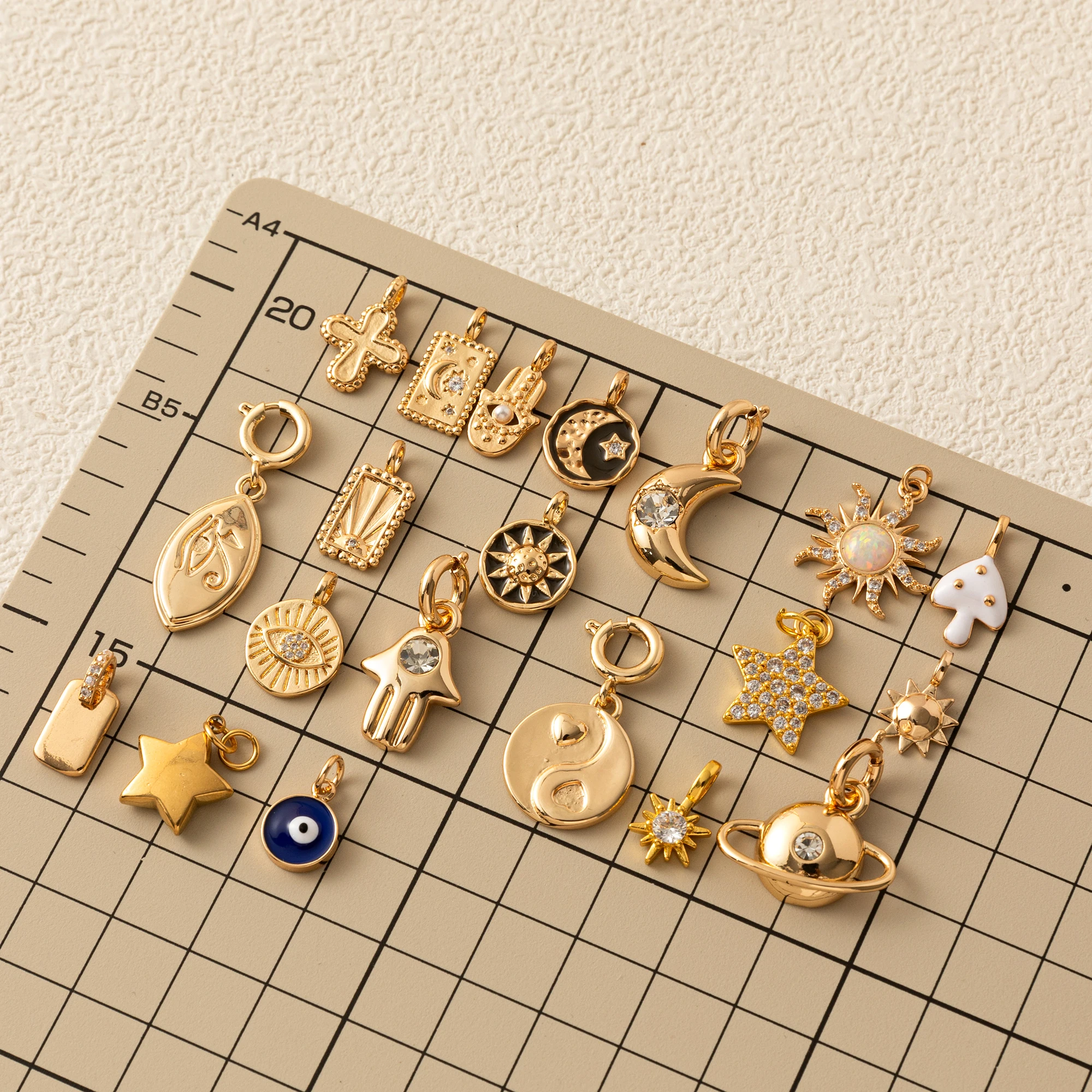 1 x klassischer Himmelselement-Anhänger mit Sternen, Mond, Sonne und anderen Himmelselemente, plattiert mit 18 Karat Gold zur Farbkonservierung – Detail 4