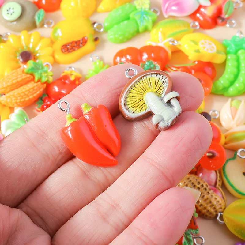 Leslie 15 Stück 3D-Harzanhänger in Form von Früchten und Gemüse (Zitrone, Apfel, Kirsche, Erdbeere) für Halsketten, Armbänder und Schmuckherstellung. – Detail 5