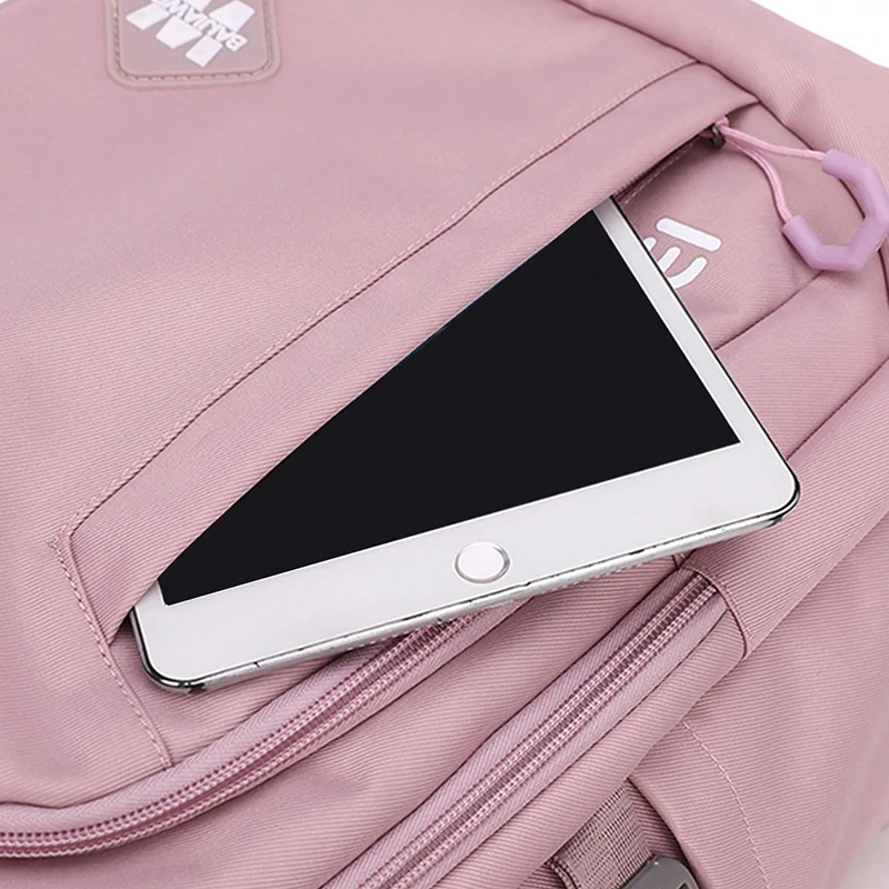 Ransel laptop ini cocok untuk digunakan siswa sebagai ransel komuter sehari-hari saat bepergian.