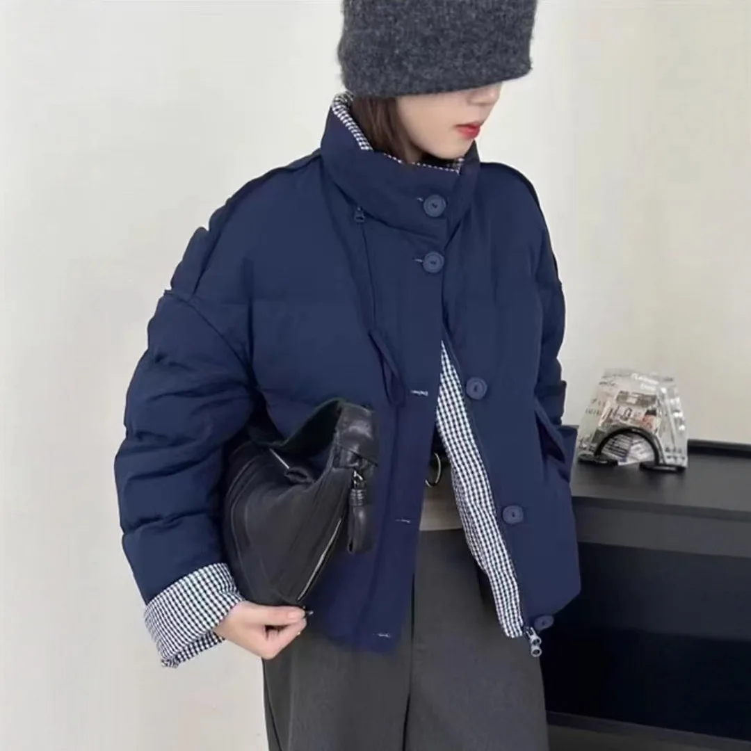 เสื้อแจ็คเก็ตขนเป็ดผู้หญิงแบบสั้นสำหรับฤดูหนาว ดีไซน์ต่อผ้าลายตาราง เหมาะสำหรับใส่เดินทาง