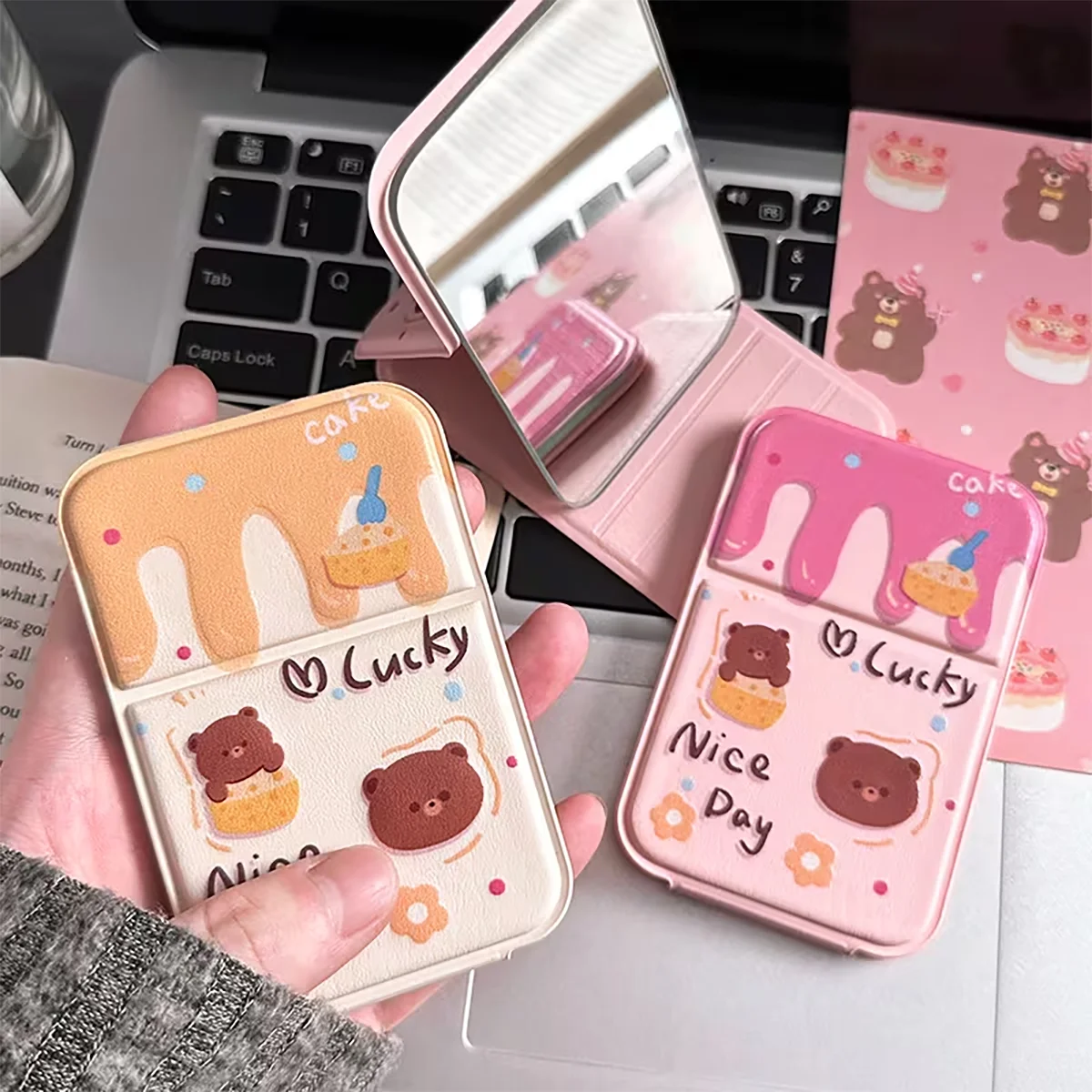 Nouveau Miroir de Maquillage Pliant Ours Fromage Mignon 2026, Miroir de Maquillage Portable à Main, Idéal pour Dortoirs et Bureaux, pour l'Application du Maquillage, la Décoration de Chambre, la Coiffeuse, la Chambre à Coucher, Accessoires de Maquillage, Cadeaux pour Femmes, Cadeaux Fête des Mères, Rentrée Scolaire, Essentiels de Voyage