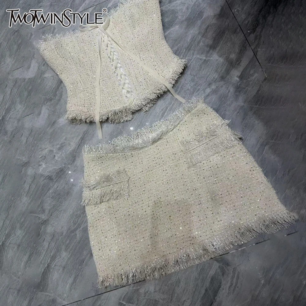 

TWOTWINSTYLE, милые тонкие однотонные комплекты из двух предметов для женщин, топ без бретелек, без рукавов, мини-юбка с высокой талией, шикарный женский комплект KSE548691