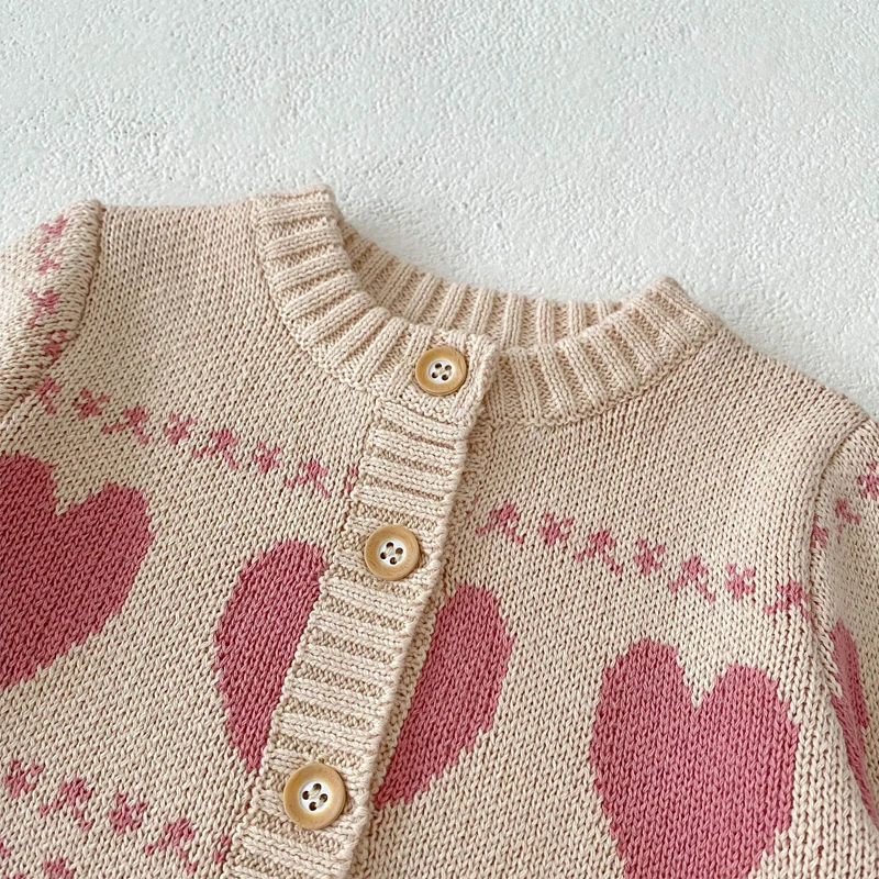 Autumn new baby clothing, 0-3 year old female baby knitted sweater, heart-shaped jacquard round neck jacket