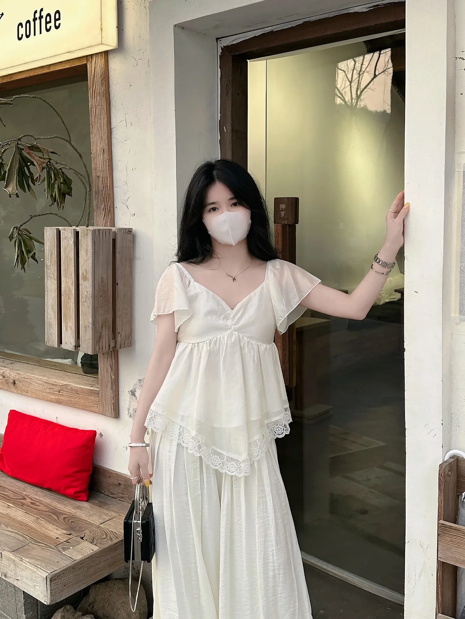 

Sweet V-Neck Lace Splice Mesh Short Sleeve Doll Shirt Women's White Chiffon Casual Versatile French Style Loose Fit Breathable