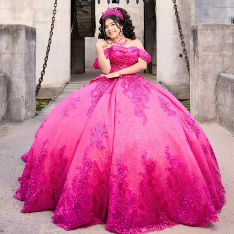 

Блестящие розово-розовые платья Quinceanera по индивидуальному заказу с открытыми плечами и блестками, многослойное платье с бантом и длинным хвостом, Vestido 15, Quinceanera