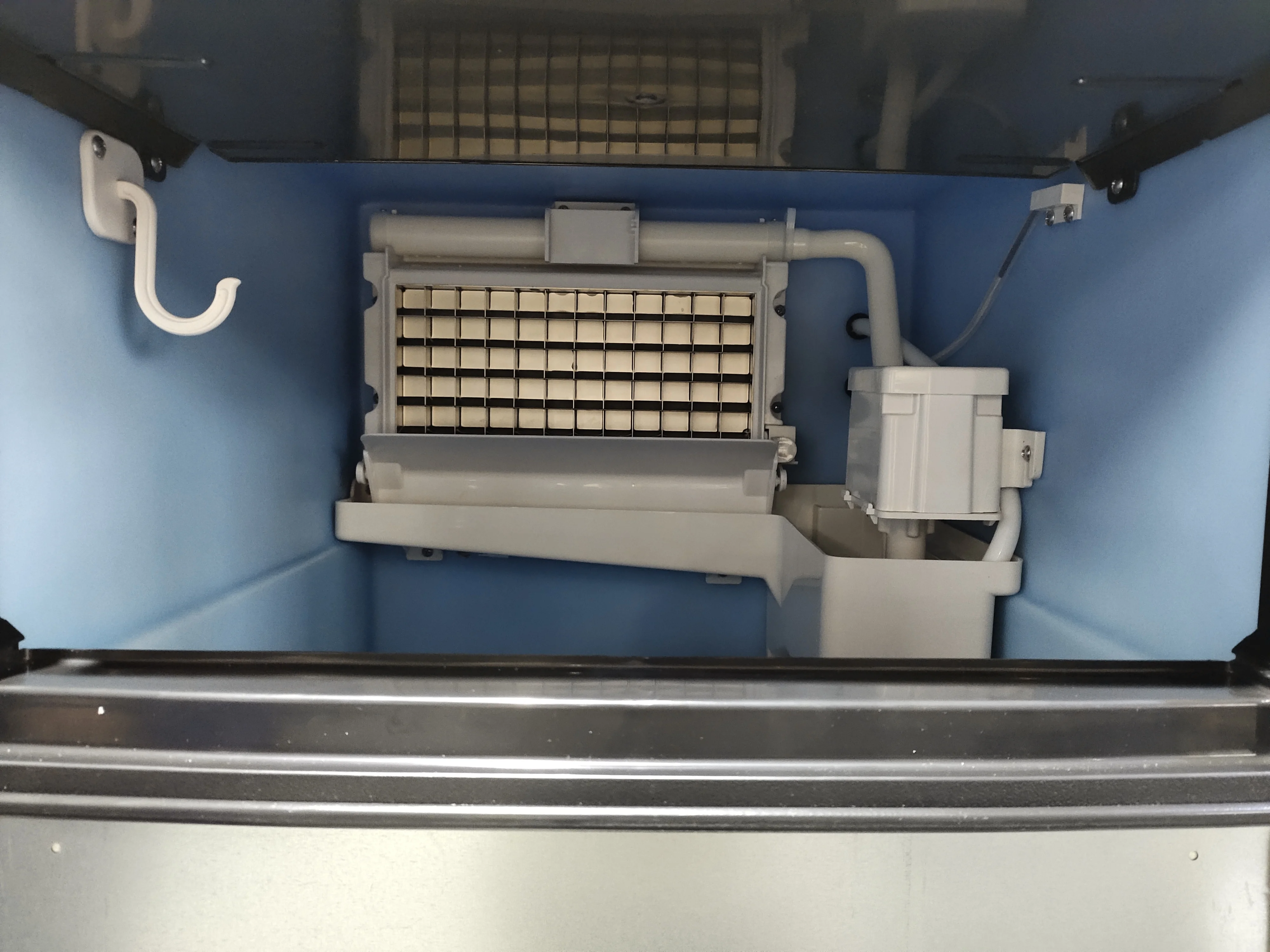 الجملة المنزلية مع الضوء الأزرق LED التلقائي التحكم التجارية آلة صنع الثلج واضحة صانع الثلج الصين لبار القهوة الفندق