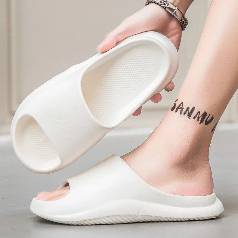 Ein Paar Flip-Flops für Männer zum Tragen im Sommer. Sie sind leichte, rutschfeste und lässige kühlende Hausschuhe