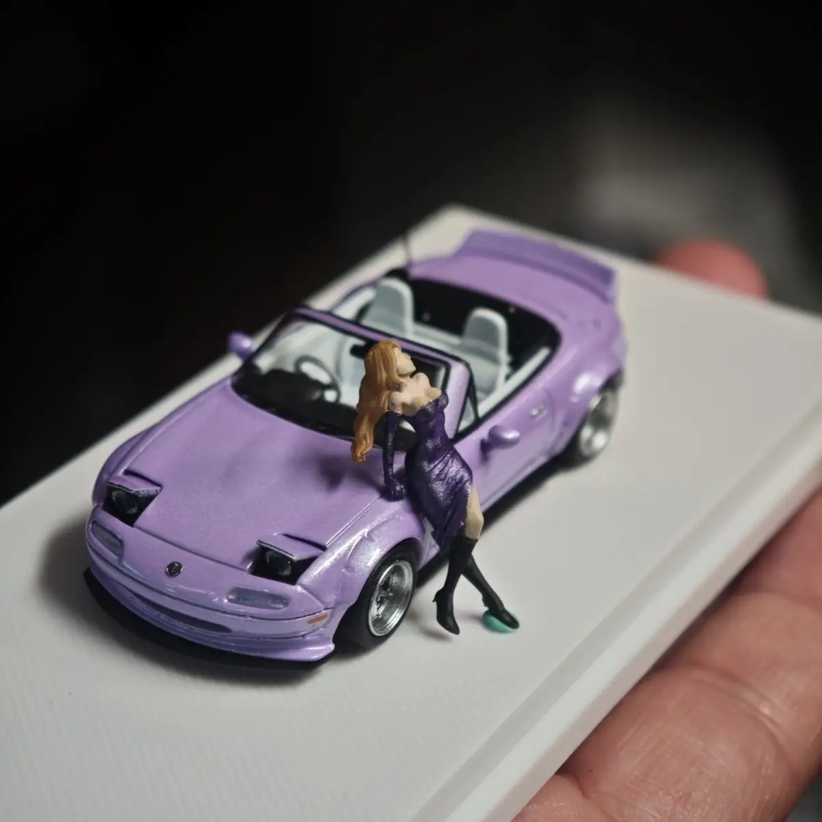 1/64 Static Figurine DIY Hand-painted Resin Lady Model Car Scene