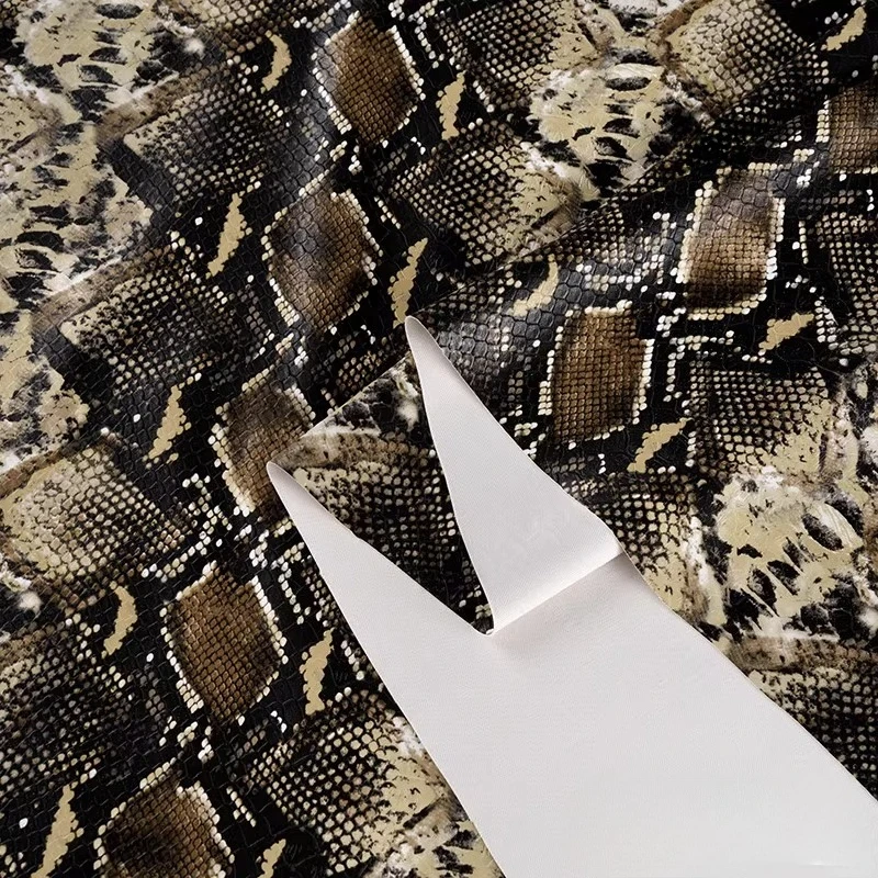 

Ткань из искусственной кожи цвета хаки с рисунком питона для мягкой водонепроницаемой эластичной рельефной одежды, материал для шитья своими руками, ткань на метр