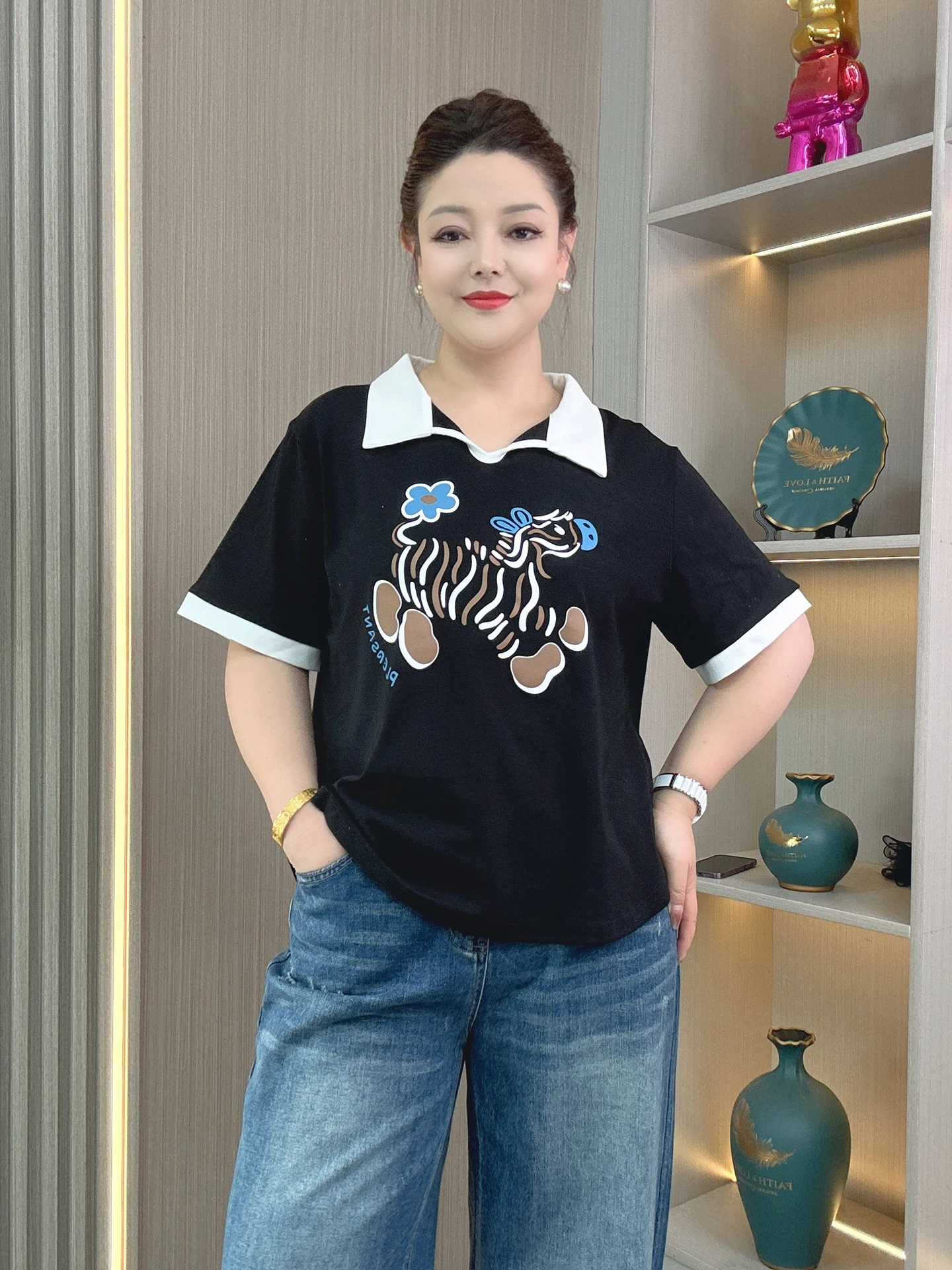 

Женская футболка больших размеров с модным принтом, коротким рукавом, свободного кроя, с отложным воротником, скрывающая живот, повседневная, из смесового хлопка