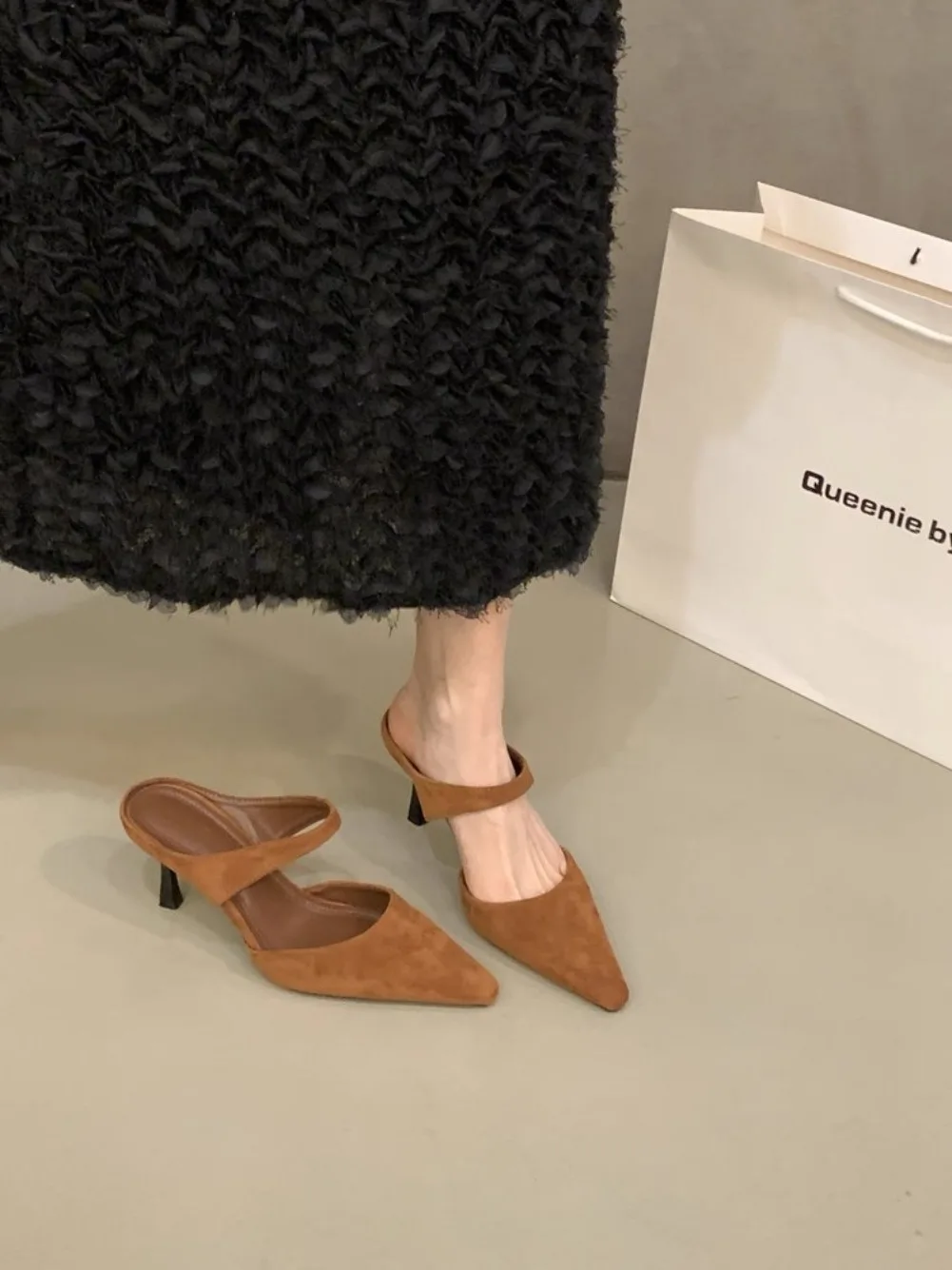 Französische Retro-Damen-Pantoletten mit offener Spitze, spitze Wildleder-High-Heels, elegante Halbschuhe, schlichte neue geschlossene Halbpantoffeln 2026 – Detail 4