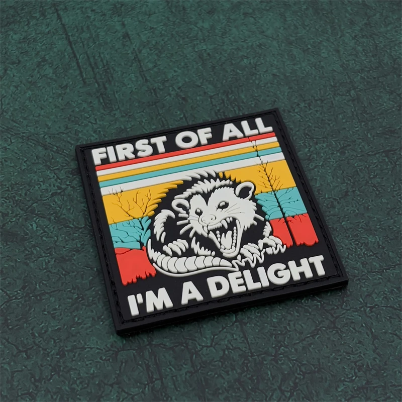 Un parche adhesivo de insignia moral de goma suave de material de Pvc animal irritable con efecto luminoso, adecuado para sombreros, ropa, mochilas, chaquetas, chalecos, pegatina de parche bordada