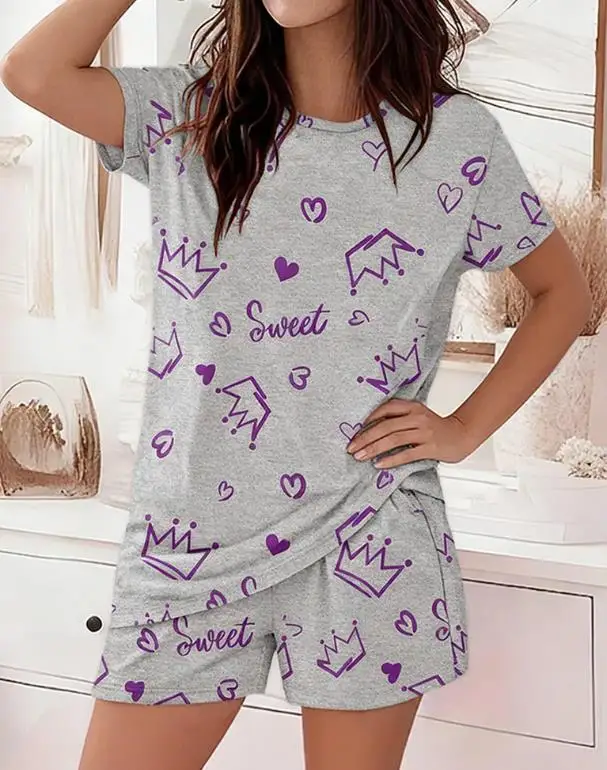 

Женский комплект из 2 предметов: топ с короткими рукавами и принтом в виде букв и шорты с эластичной резинкой на талии, повседневный пижамный комплект с принтом в виде короны и сердца