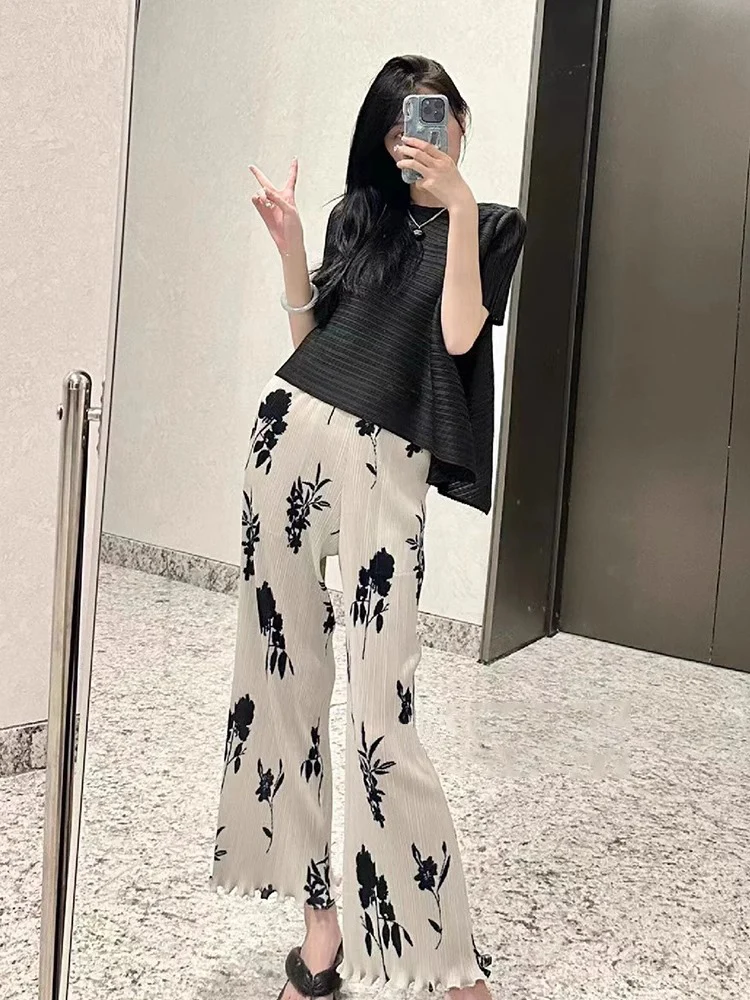 

Slimming Summer Outfit Set Women's Overhead Print Pants Pleated Top And Bottoms Fashionable Casual Wear by Sanza Art Creation