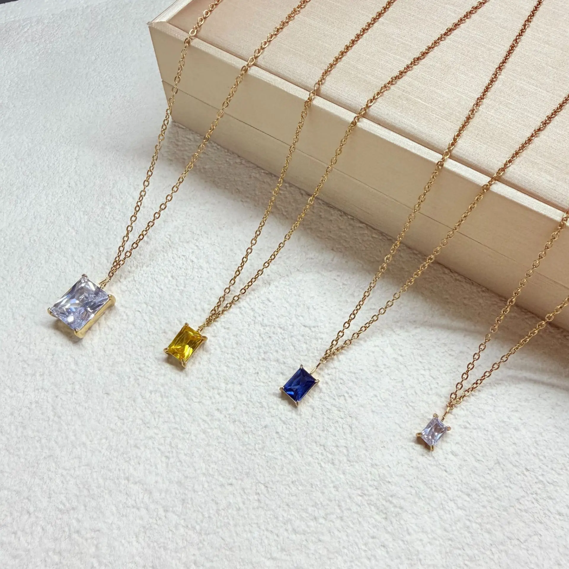Rechteckige Halskette mit Zirkonia-Anhänger für Damen, mehrfarbig, klare Steine, Schlüsselbeinkette, minimalistischer Choker, edler Schmuck – Detail 10
