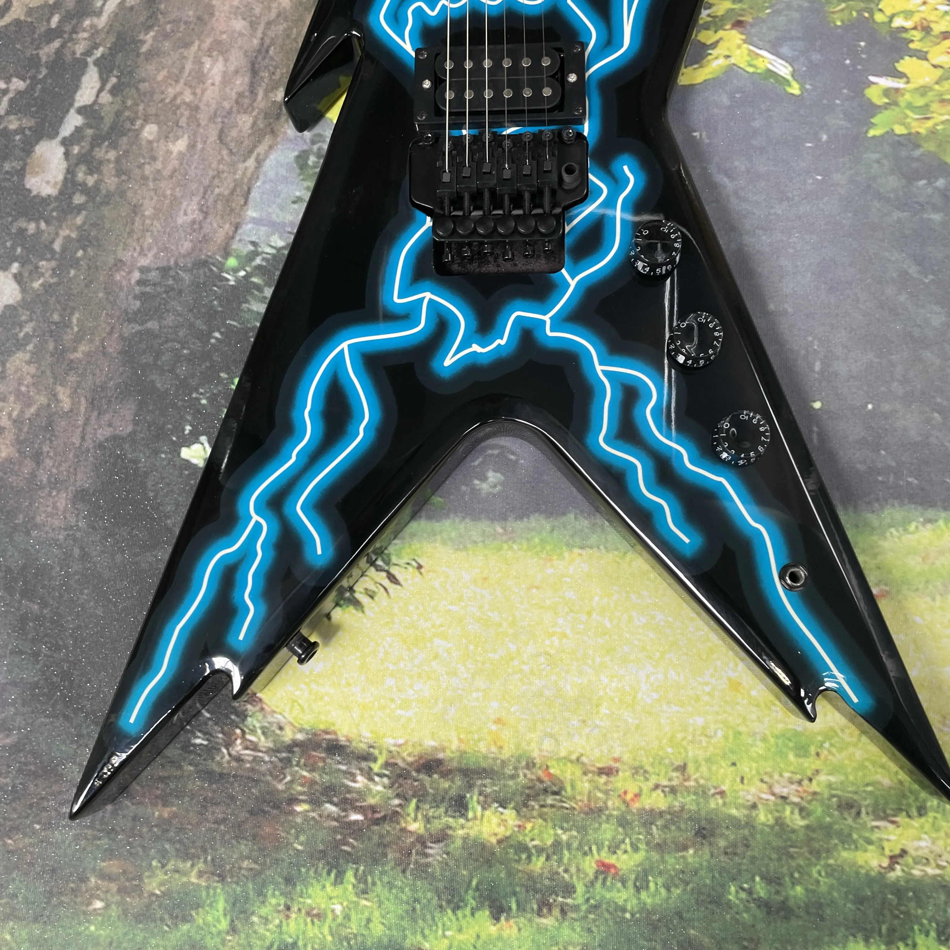 غيتار كهربائي مع سطح نمط النمر ، ترصيع قذيفة ملونة ، أزرق فاتح ، نظام اهتزاز ، 6 سلاسل ، 22F #3