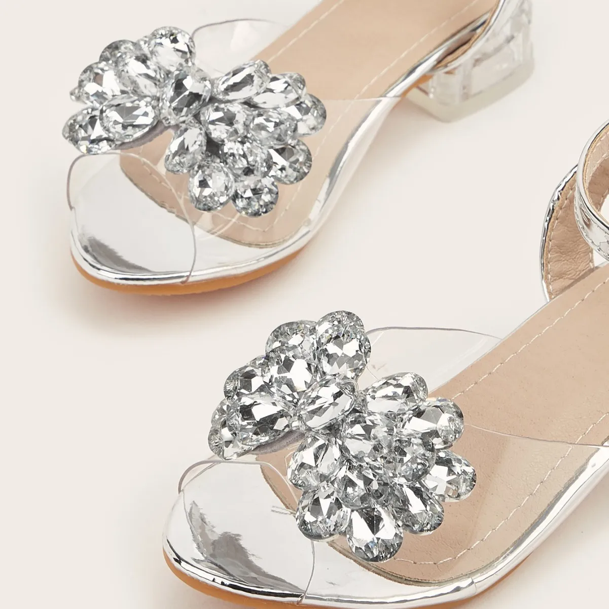 

2025 сандалии с открытым носком для девочек, детские свадебные модельные туфли со стразами и цветами, туфли-лодочки на высоком каблуке для танцевальной вечеринки на толстом каблуке