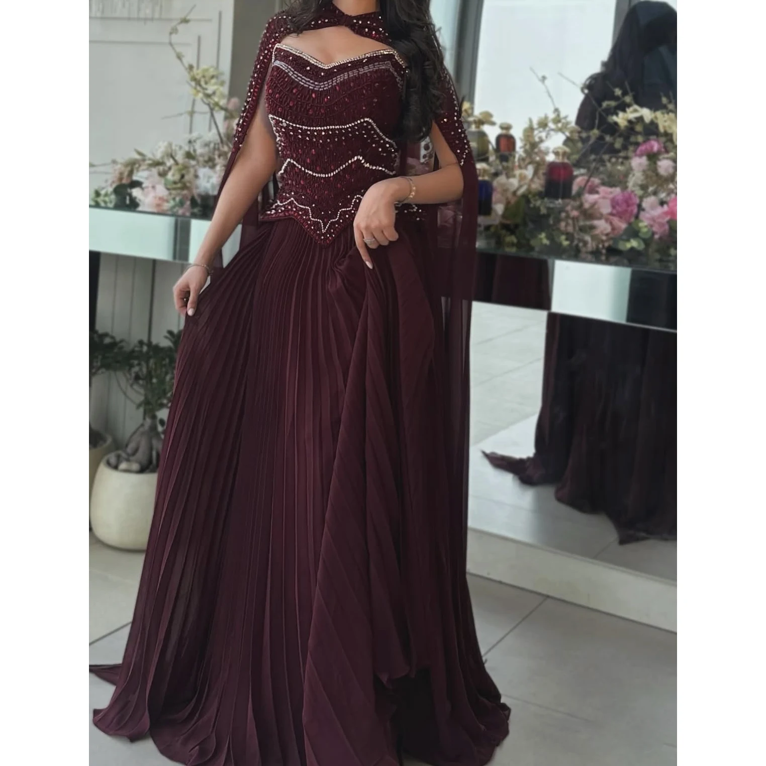 المملكة العربية السعودية فستان سهرة بورجوندي داكن فساتين حفلات طيات شيفون مع كريستال خرز كيب لامع