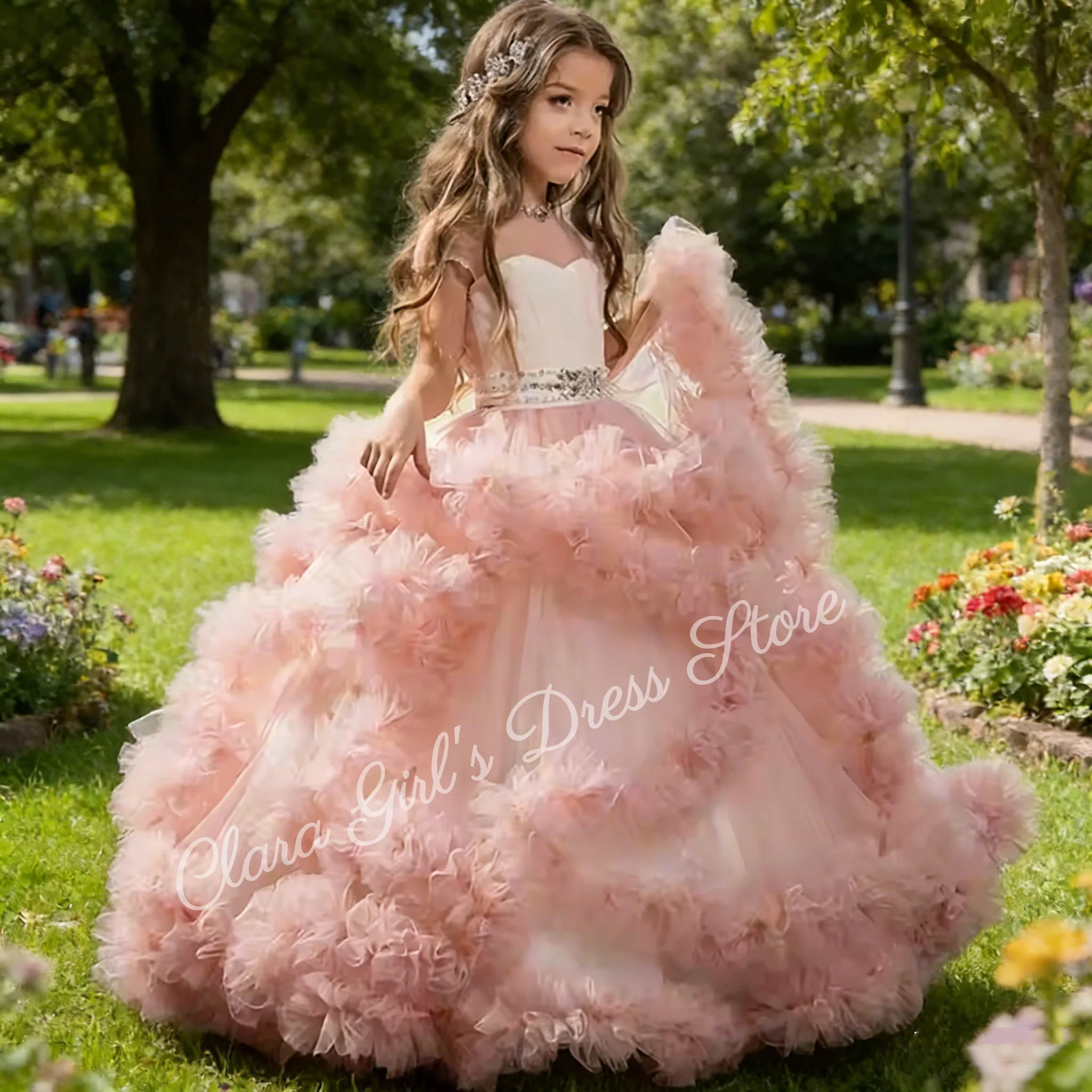 Maßgeschneidertes Kinder-Blumenmädchenkleid mit abgestuften Rüschen, Blumenmädchenkleid für die Hochzeit, Perlenband, Juwelenausschnitt, Festzug-Partykleider