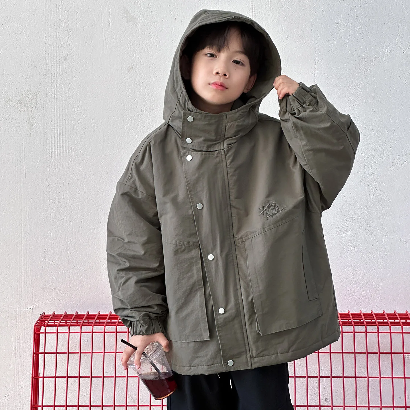 

Детская зимняя одежда. Куртка для мальчиков. Утепленная детская зимняя повседневная хлопковая куртка с капюшоном для мальчиков. 2025 г.