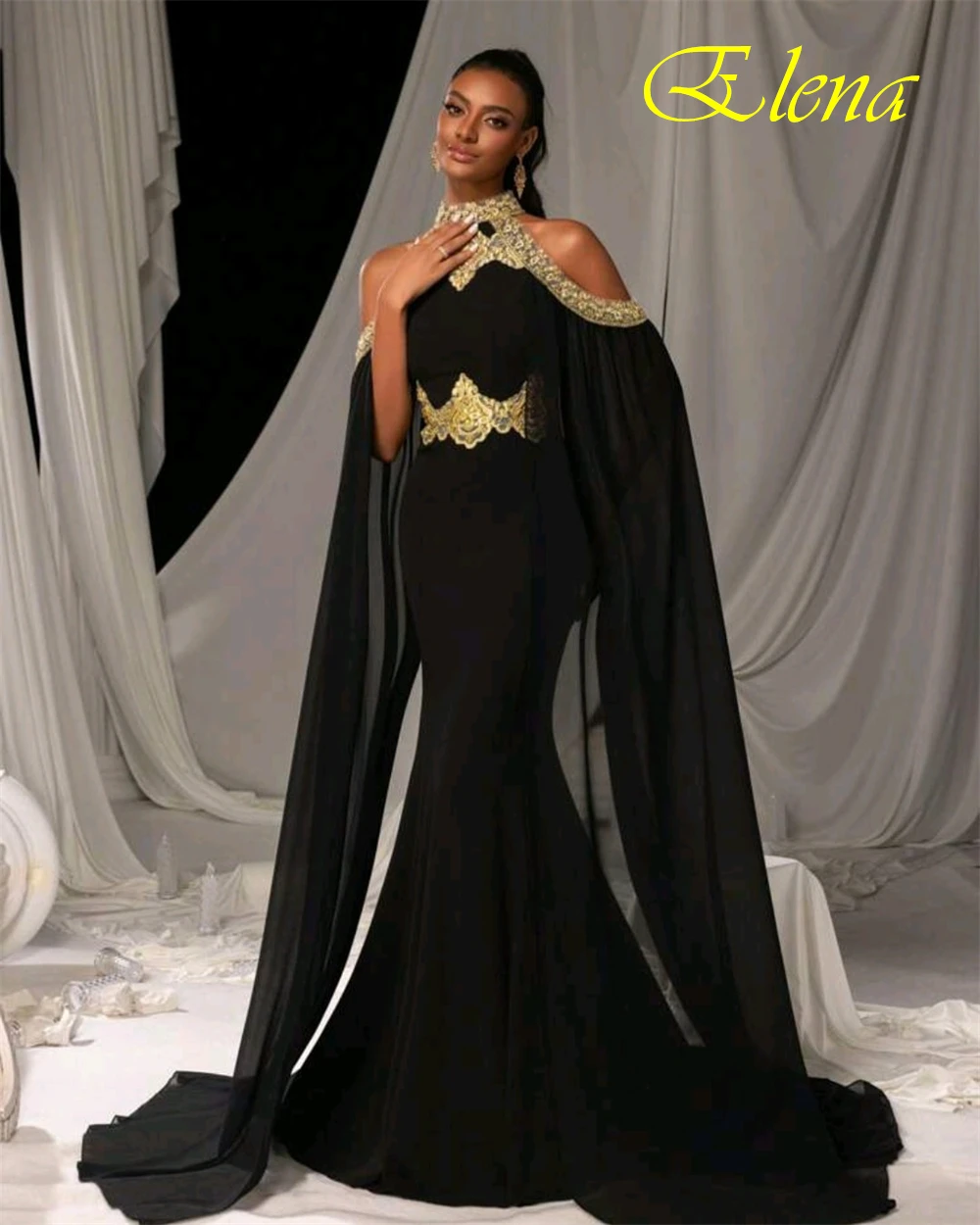 Maßgeschneidertes elegantes schwarzes Chiffon-Abendkleid, klassisches Neckholder-Kleid mit langen Ärmeln, Promi-Kleider, sexy Meerjungfrau-Abschlussballkleider mit Hofzug
