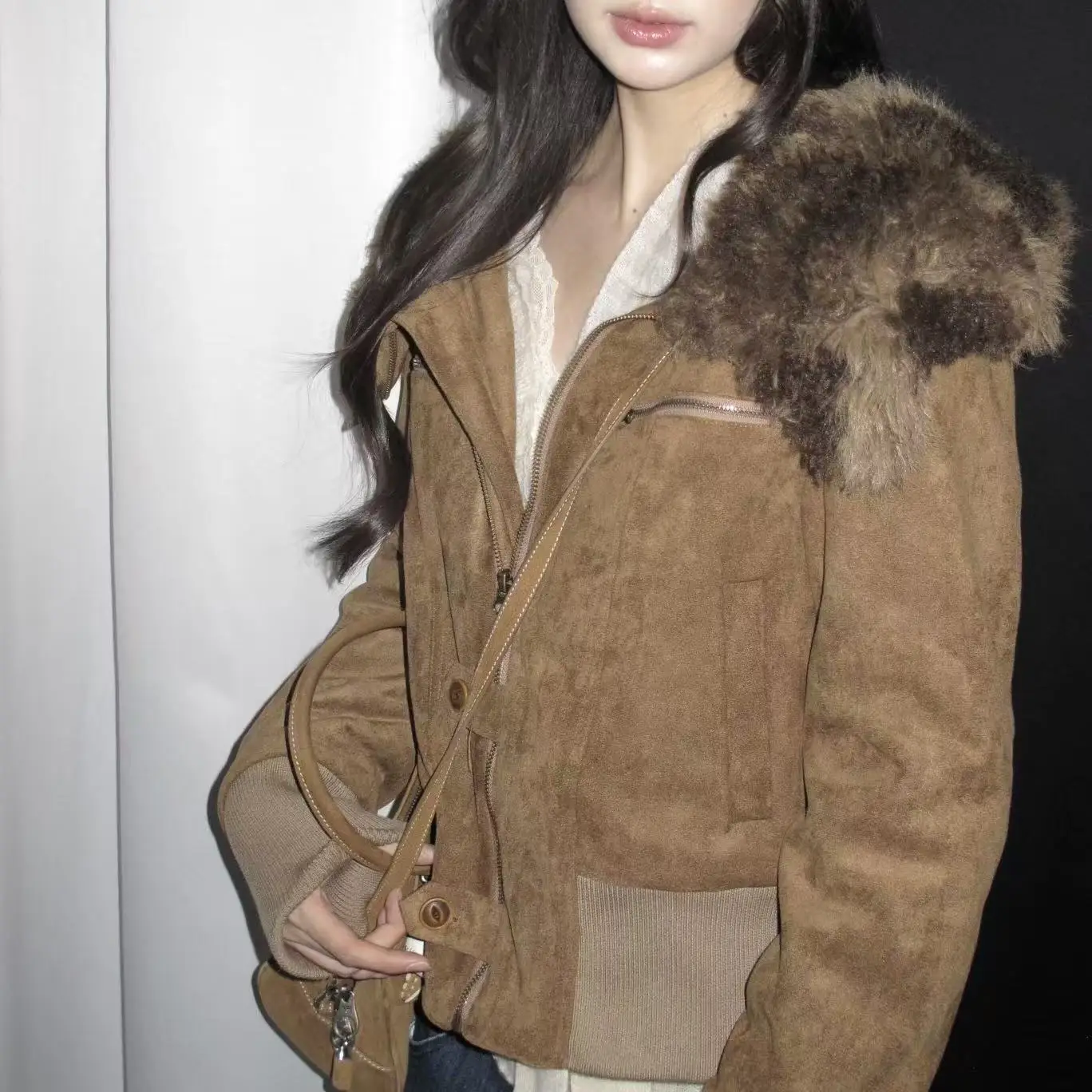 سترة قصيرة بقصة ضيقة مع ياقة كبيرة من الفرو وغطاء للرأس، معطف للخريف والشتاء