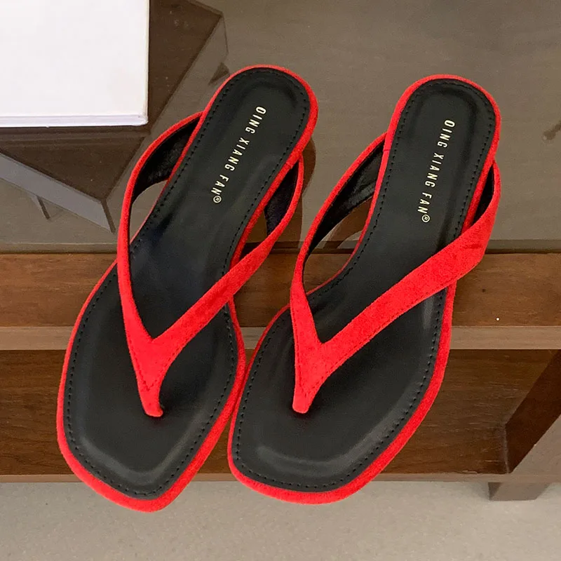 

BOMENDUI 2026 Летние женские шлепанцы с узким ремешком, модные элегантные сандалии на низком танкетке для улицы