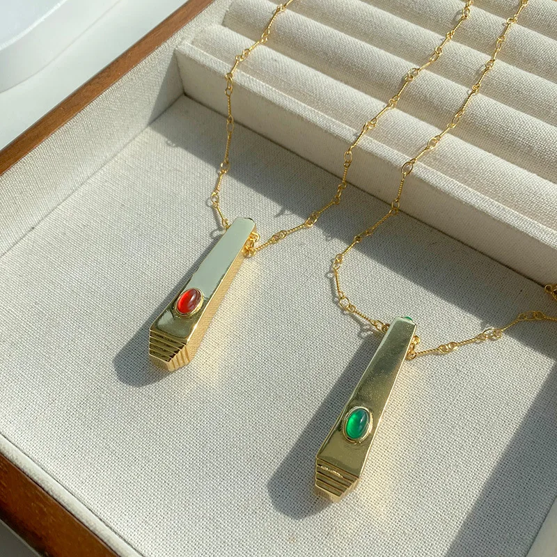 

Niche Vintage Square Pillar Red Green Agate Pendant Necklace for Women and Men Fashion Light Luxury Hip-hop Trendy Party Jewelry