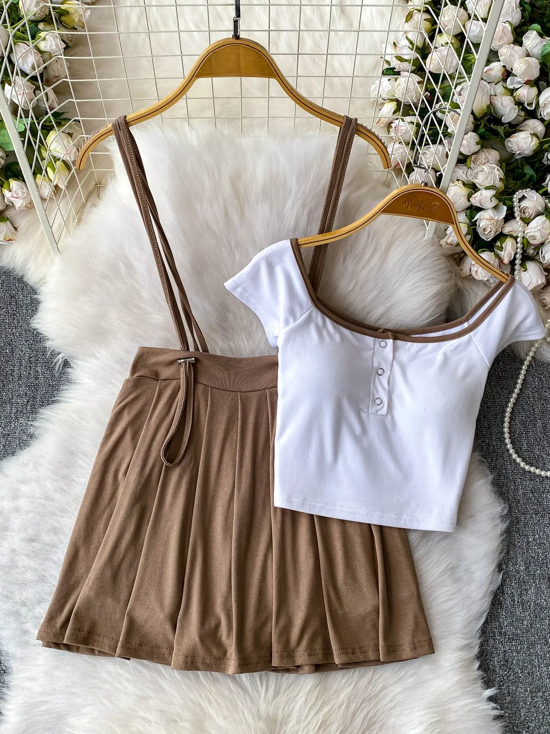 

Сексуальная футболка с квадратным воротником, комплект с юбкой уникального дизайна, не сочетается с другими модными плиссированными стрингами