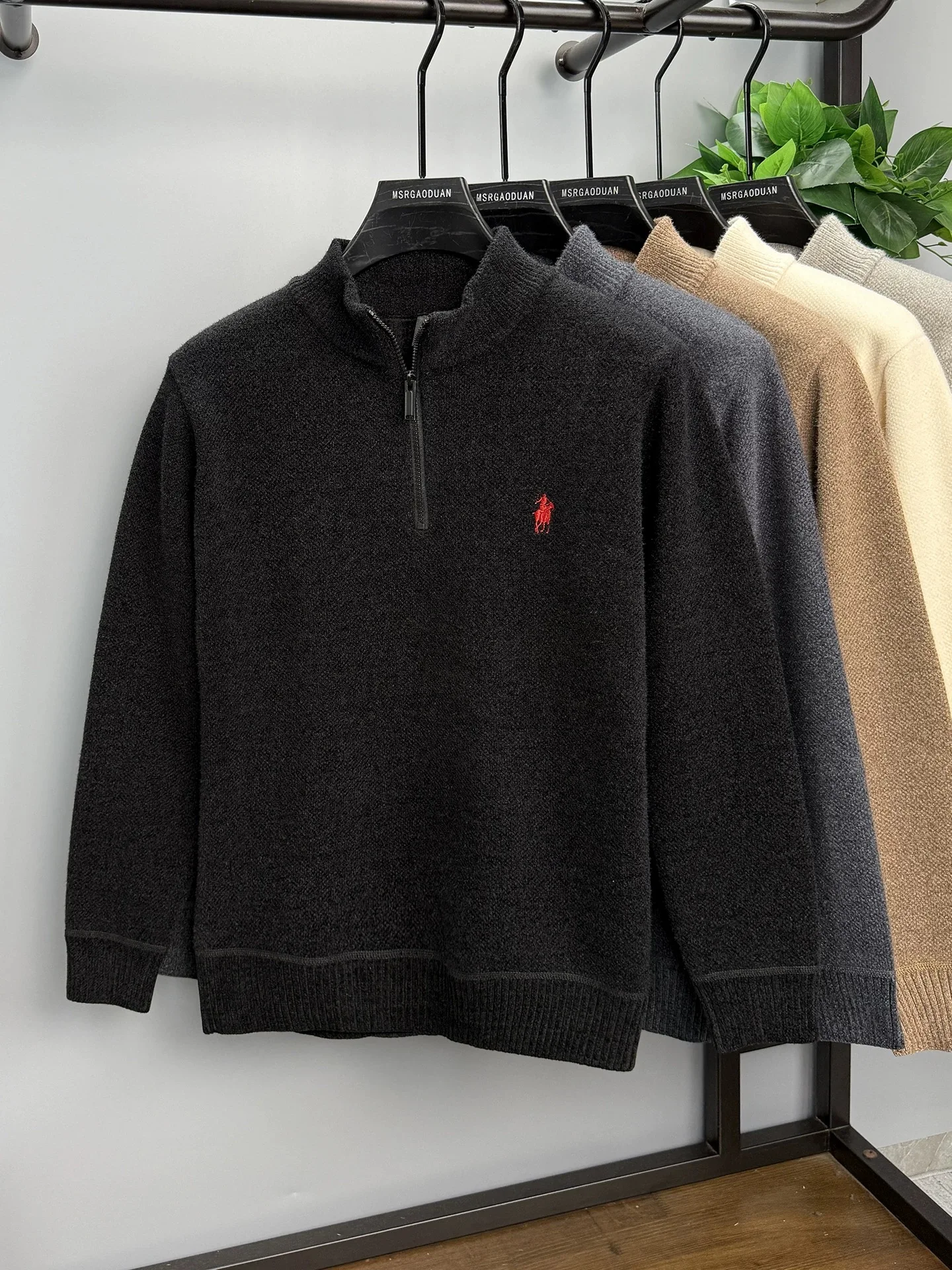 เสื้อสเวตเตอร์คอตั้งซิปแบรนด์ระดับไฮเอนด์ แฟชั่นลำลองสำหรับผู้ชาย ดีไซน์ปักลายกอล์ฟ ผ้ากำมะหยี่อุ่นสบายสำหรับฤดูหนาว รุ่นใหม่