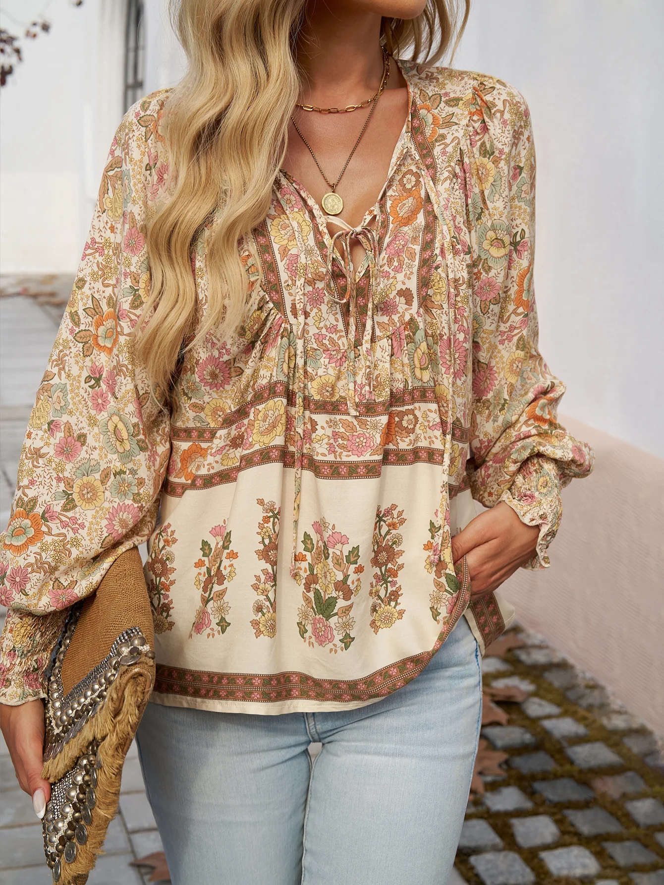 Sommerliche Damen-Chiffonbluse mit Print, elegantes V-Ausschnitt-Langarmshirt, ungeöffnete Vorderseite, Freizeitbluse – Detail 24
