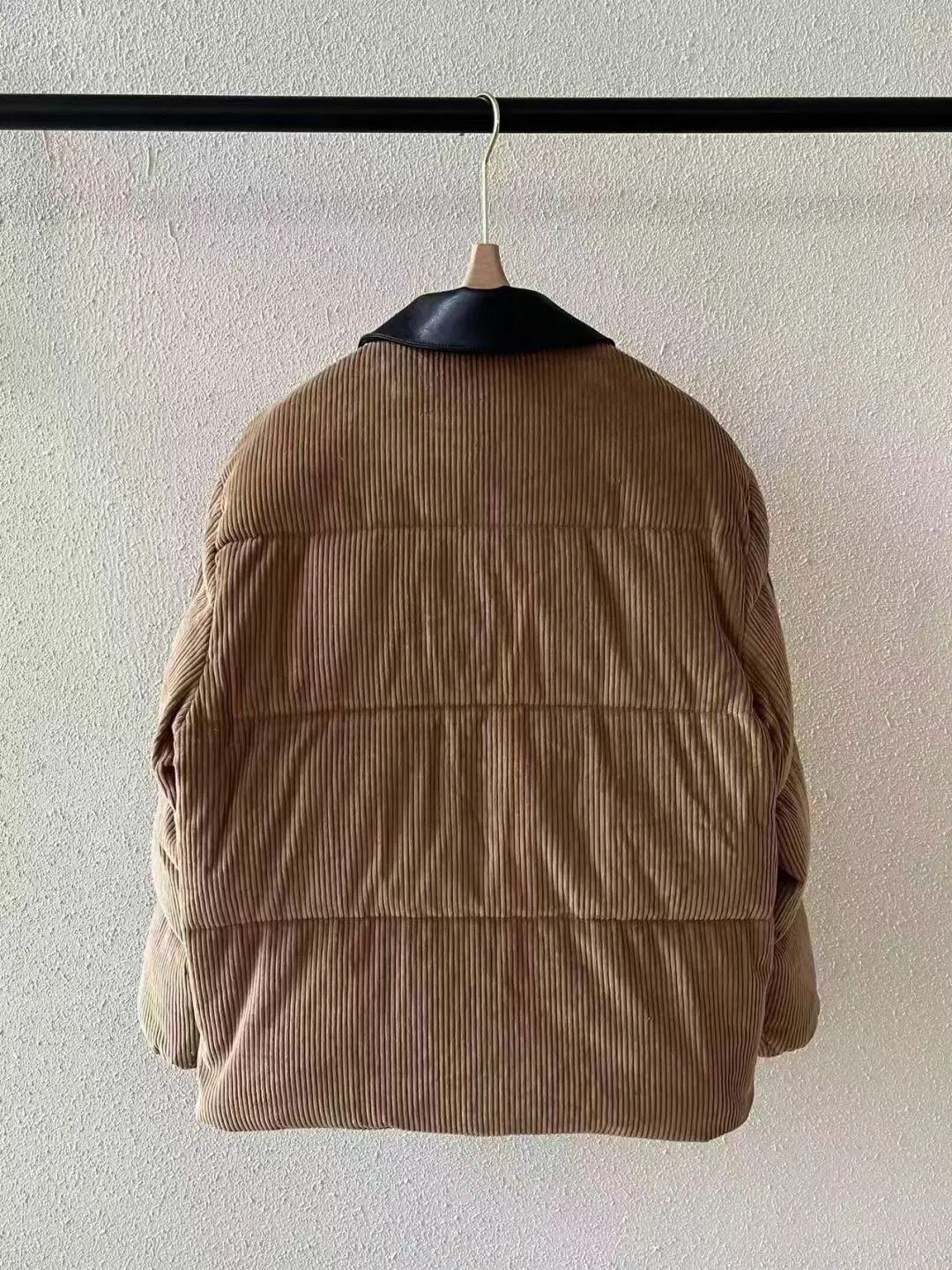 الخريف والشتاء جديد عارضة التطريز المتناقضة الجلود طوق المألوف جيب الرباط سترة الملابس النسائية