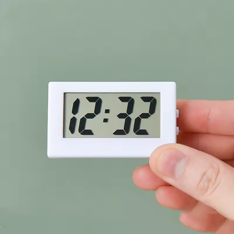 שעון שולחן מיני מופעל בסוללה עם תאריך, תצוגת זמן של 12 שעות, שעון דיגיטלי נייד עם מסך LCD לתלמידים/רכב/חדר שינה