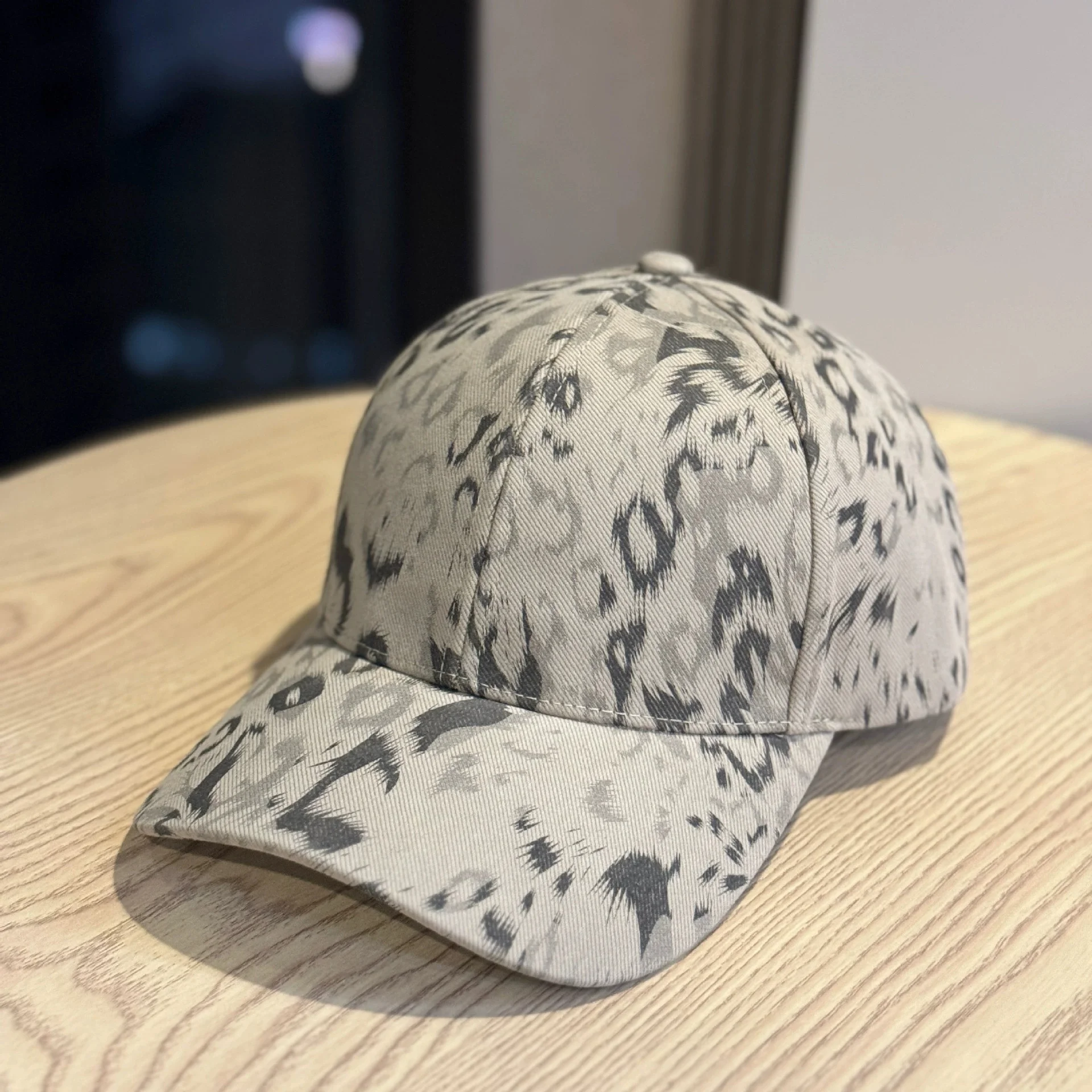 2026 Spring/Summer Fashionable, Versatile, Wide-Brimmed, Trendy Baseball Cap for Men with Retro Pattern