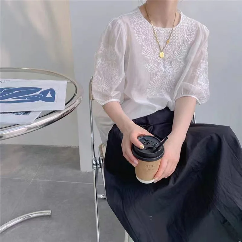 2023 New Summer Exquisite Heavy Industry Embroidery Simple Round Neck Retro Bubble Sleeves Advanced Loose Casual Commuter Shirt