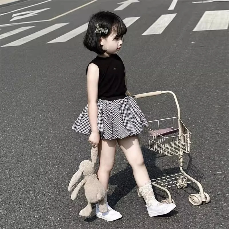 

Новый летний комплект для девочек 2026: милый мультяшный топ без рукавов и брюки-флоралеты в корейском стиле, повседневный костюм из двух предметов, коллекция одежды