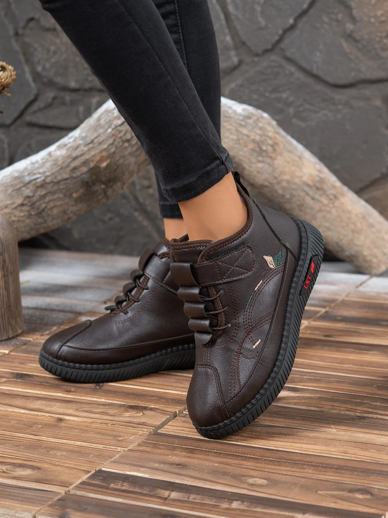 2026 Winter Damen Fleece-Gefütterte Leder-Stiefeletten Klettverschluss Stickerei Rutschfeste Weiche Gummisohle Warme Freizeitstiefel – Detail 9