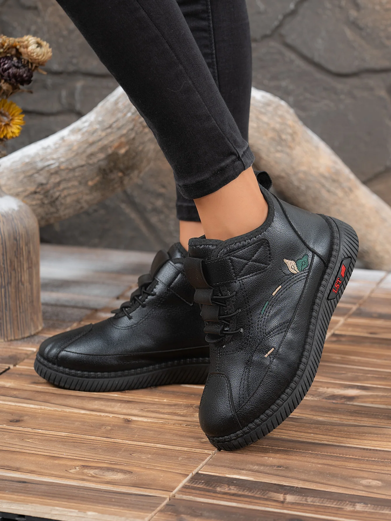 2026 Winter Damen Fleece-Gefütterte Leder-Stiefeletten Klettverschluss Stickerei Rutschfeste Weiche Gummisohle Warme Freizeitstiefel – Detail 17