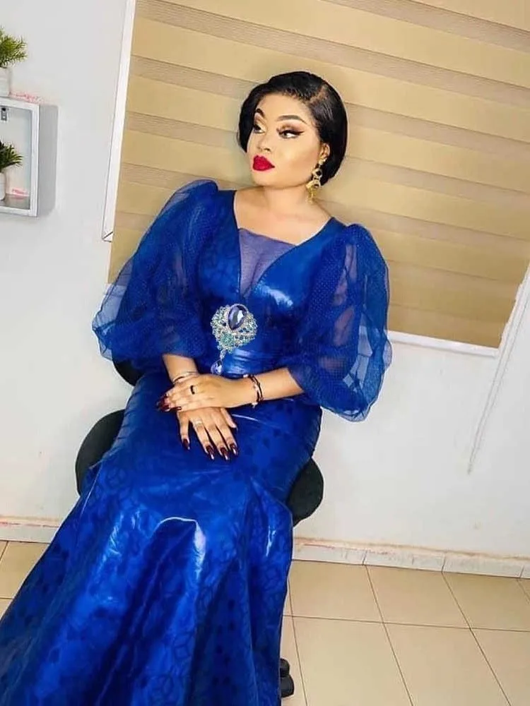 Vestido bazan estampado tribal africano para ocasiones formales, muestra elegancia clásica en un atuendo de boda de edad