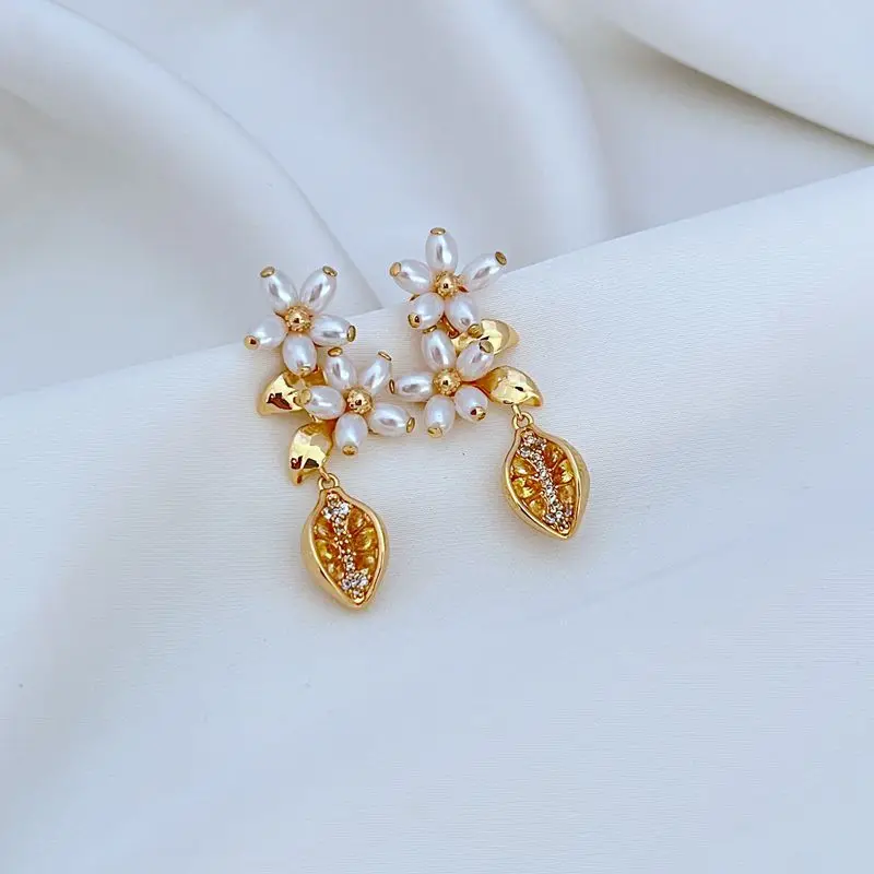 

New Arrival Light Luxury Temperament Elegant Sweet Zircon Inlaid with Lemon Leaves Pearl Flowers Women's Exquisite Earrings