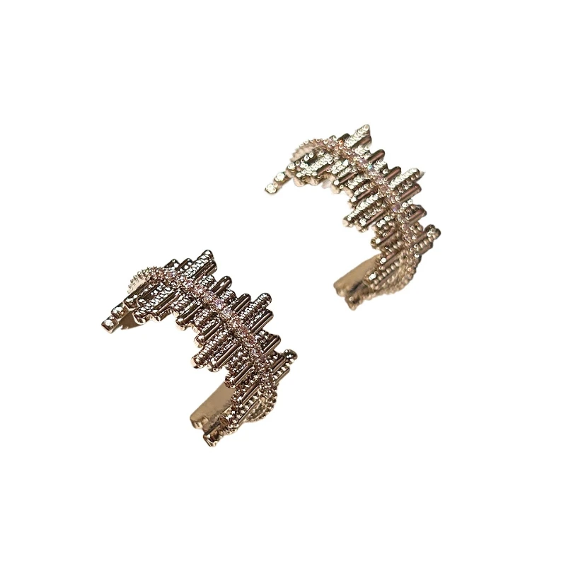 

Серьги-гвоздики C-образной формы с бриллиантами, простые темпераментные легкие роскошные серьги, женские серьги высокого класса с нишевым дизайном