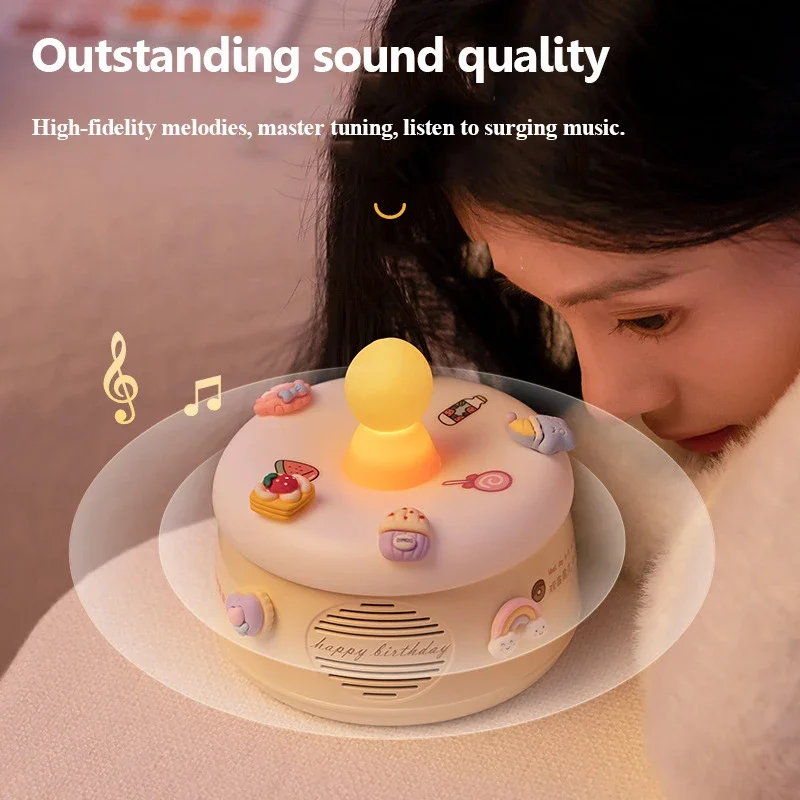 مكبر صوت صغير لطيف يعمل بالبلوتوث 5.3 ضوء ليلي دافئ كعكة عيد ميلاد بلوتوث ساوندار Hifi صوت لتقوم بها بنفسك مشغل موسيقى MP3 هدايا عيد الميلاد