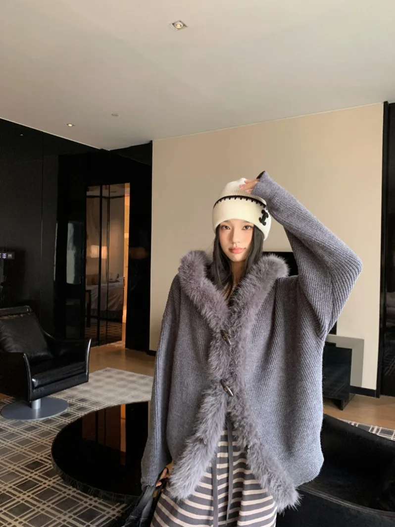 

Женский вязаный свитер с капюшоном и воротником из темно-серого меха, свободного кроя, весенний, повседневный стиль, утепленный, с длинными рукавами, на пуговицах