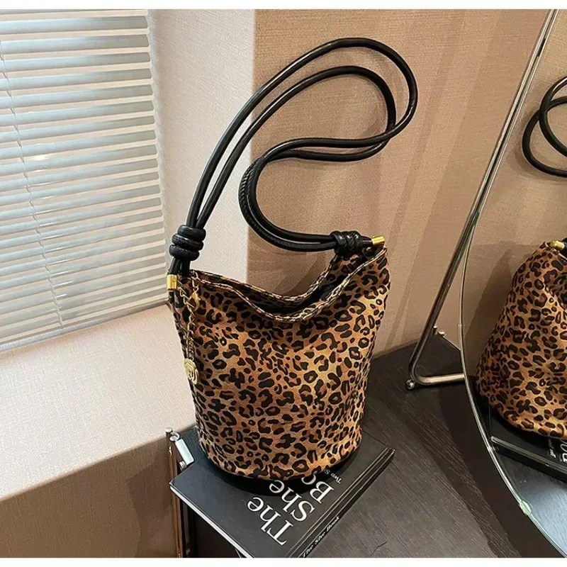 Leopard Print  Women's 2024 Autumn Niche Design Fashionable Shoulder Bag Super Popular Crossbody Bag Bucket Bag