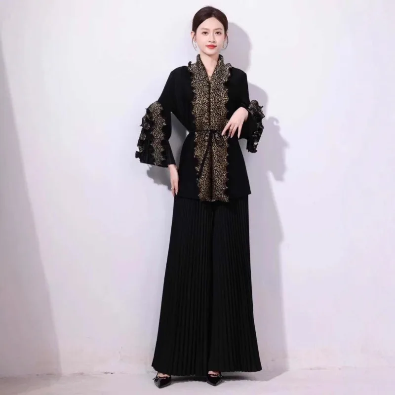 ชุดกางเกงพลีท Miyake รุ่นปี 2025 ไซส์พลัส ชุดสูทแฟชั่นใหม่ล่าสุด ตกแต่งขอบเสื้อสีทองแบบไม้  ทรงหลวม กางเกงขายาวทรงกว้าง ชุดเซ็ต 2 ชิ้น